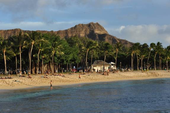 Waikiki Beach, com a cratera de Diamond Head ao fundo, em Honolulu, a capital do Havaí, na ilha de Oahu